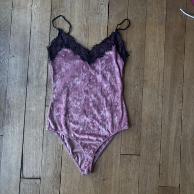 Body en dentelle de velours rose