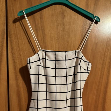 Weißes Träger Kleid Mit Schwarzem Karo Muster 