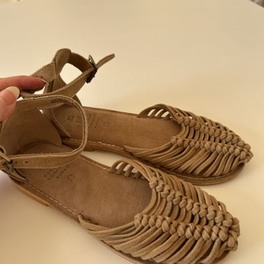 Sandali beige in suede con cinturino alla caviglia