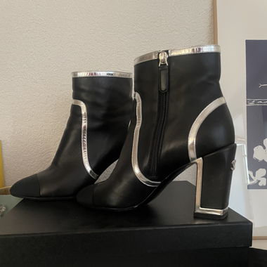 Boots Chanel