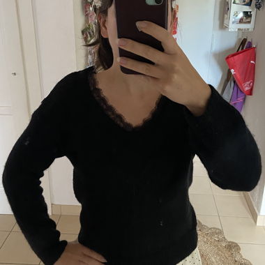 Maglione nero con scollo a V e pizzo