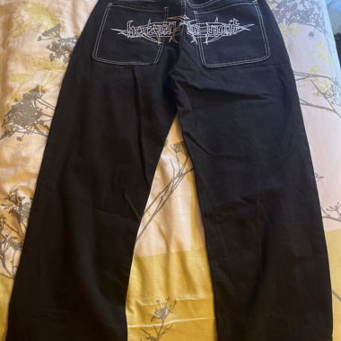 Black jeans with back embroidery 