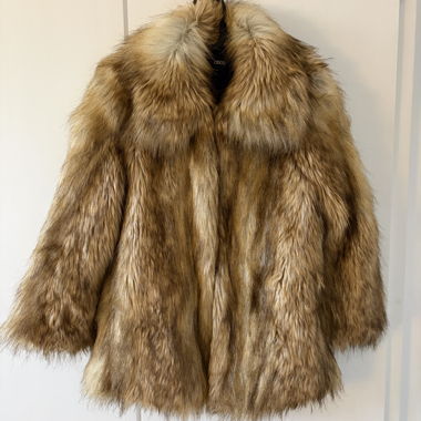 Veste courte en fausse fourrure ASOS