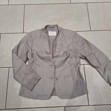 Grey blazer from street One.
Hardly worn, in excellent condition!