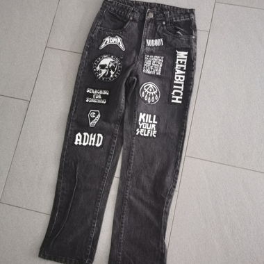 Schwarze Jeans mit Patches