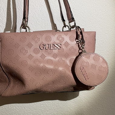 Borsa Guess rosa e pochette abbinata