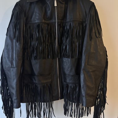 Giacca in pelle nera con frange