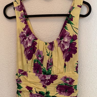 Frisches Sommerkleid gelb/violettes Blumenmuster