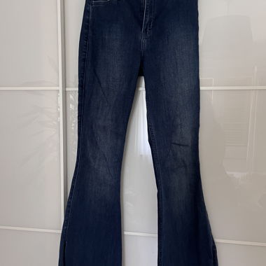 Jeans scuri a zampa d'elefante