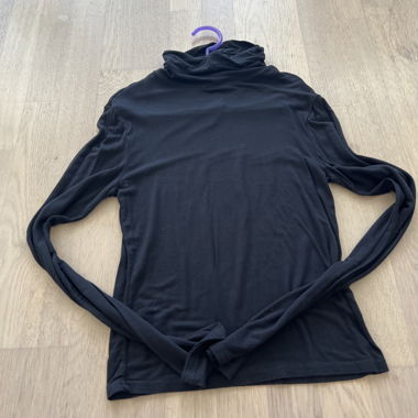 Schwarzer Rollkragenpullover