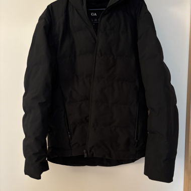 Schwarze Kapuzenjacke