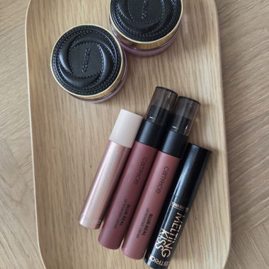 Kit maquillage avec des produits Catrice
