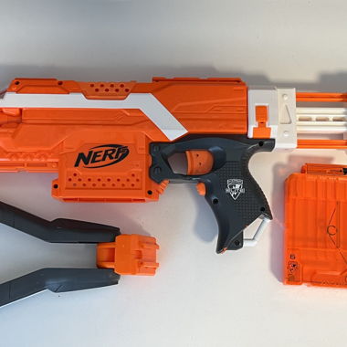 Nerf Blaster con molte freccette