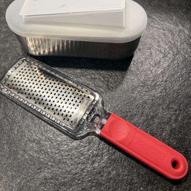 Râpe de cuisine avec récipient collecteur