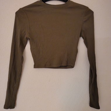 Top corto a maniche lunghe color oliva