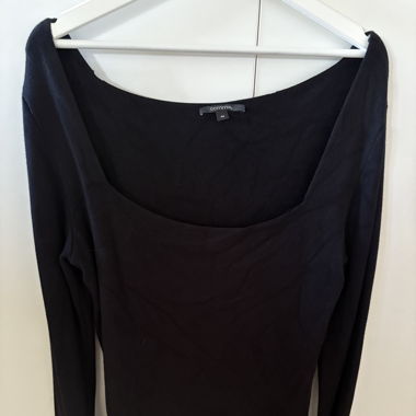 Schwarzer Pullover