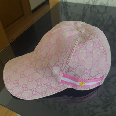 Cappellino Gucci rosa con monogramma
