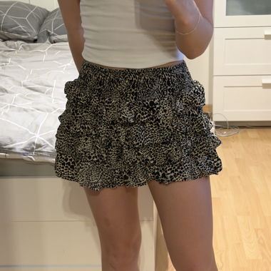 Mini-jupe léopard avec short intérieur de Stradivarius
