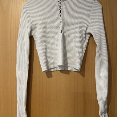 Maglione in maglia a coste con allacciatura