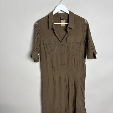 Abito camicia marrone con dettagli in pizzo