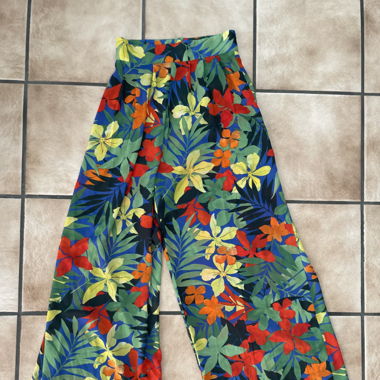 Sommerhosen mit exotischem Blumenmuster