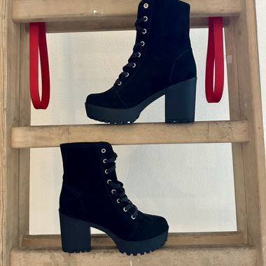 Schwarze Absatzstiefel