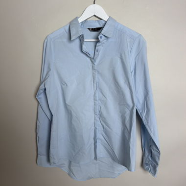 Camicia azzurra con bottoni