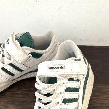 Dunkelgrüne Adidas