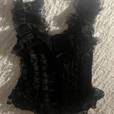 Top gotico nero con lacci