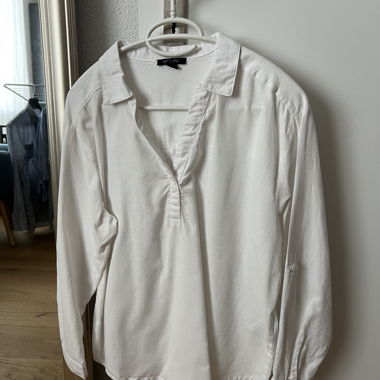 Weisse Bluse mit V-Ausschnitt