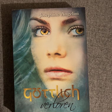 "Göttlich verloren" von Josephine Angelini
