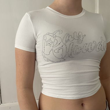 Crop top blanc Y2K avec inscription en strass