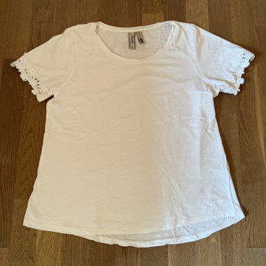 White cotton t-shirt with lace