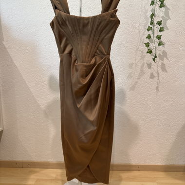 Robe en satin bronze House of CB