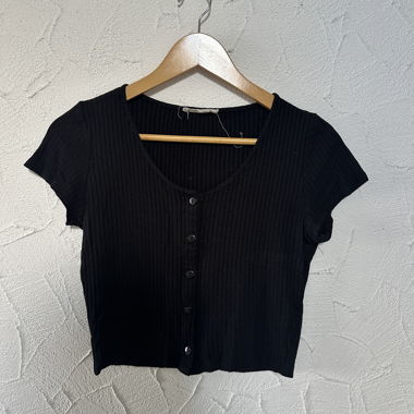 Top crop nero a coste con bottoni