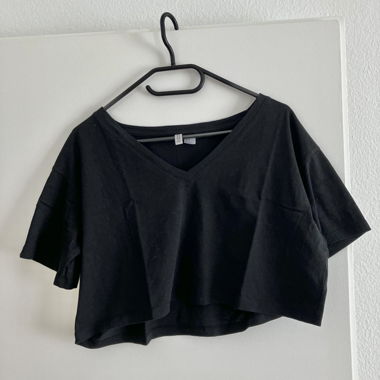 Schwarzes Crop Top mit V-Ausschnitt