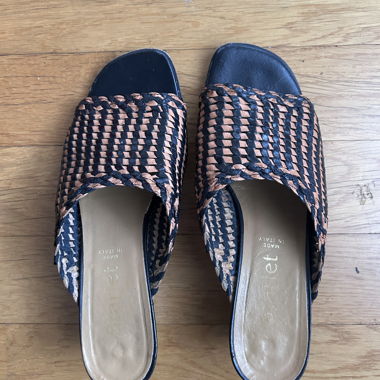Geflochtene Lederschlupf-Sandalen