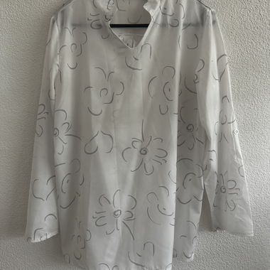 Blusa bianca con motivo floreale