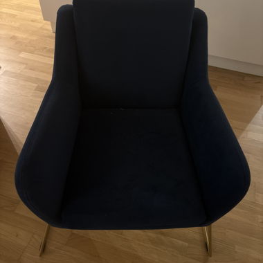 Unbenutzter blauer Samtsessel