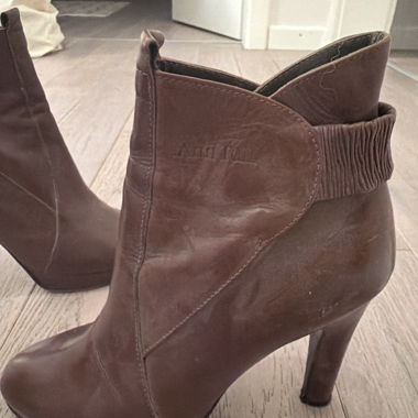 Braune Leder-Stiefeletten mit Absatz