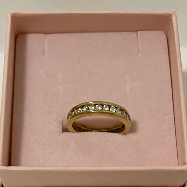 Anello placcato oro con pietre in zirconia