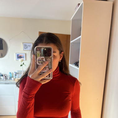 col roulé rouge 