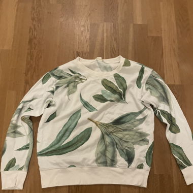 Weißer Pullover mit grünen Blättern (H&M)