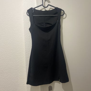 Robe noire sans manches avec fermeture éclair