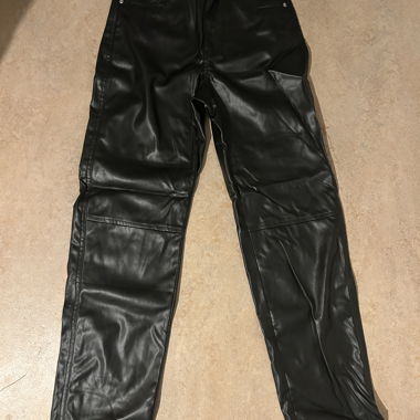 Bershka Kunstleder-Hose schwarz