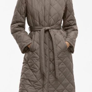 Lungo cappotto trapuntato con cappuccio