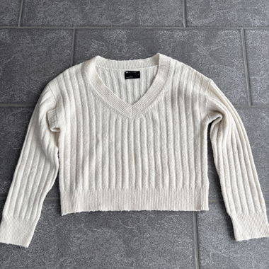 Maglione bianco con scollo a V