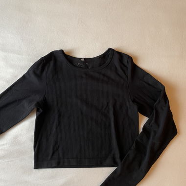 Maglia crop nera aderente al corpo