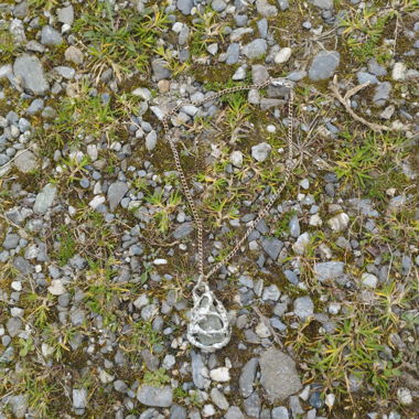 Transparent hostile necklace 