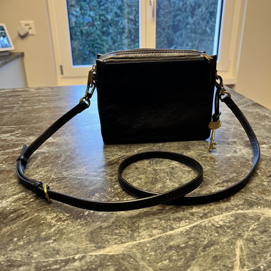 Fossil borsa a tracolla in pelle nera con tracolla